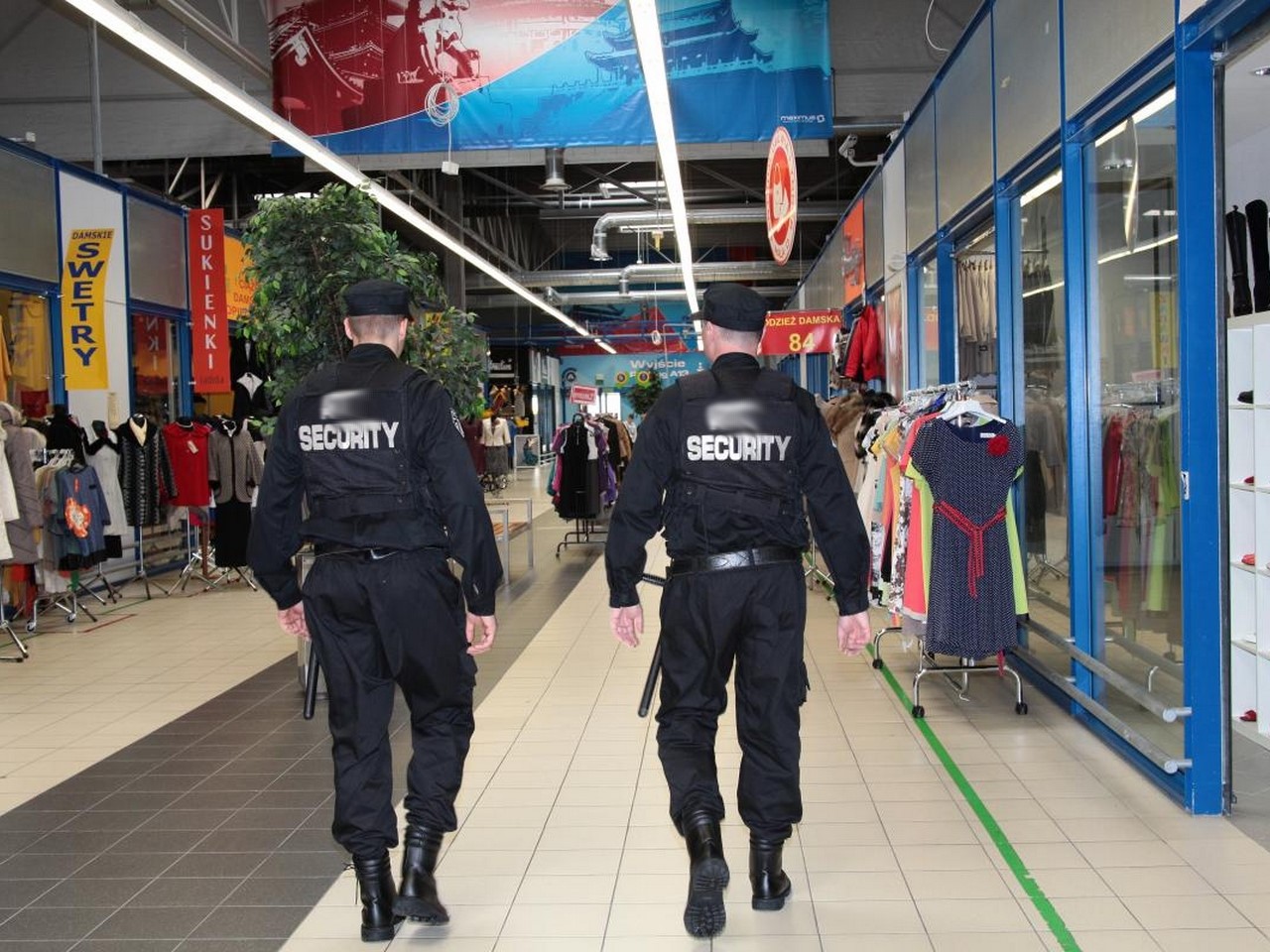 Охрана патрулирует территорию магазина