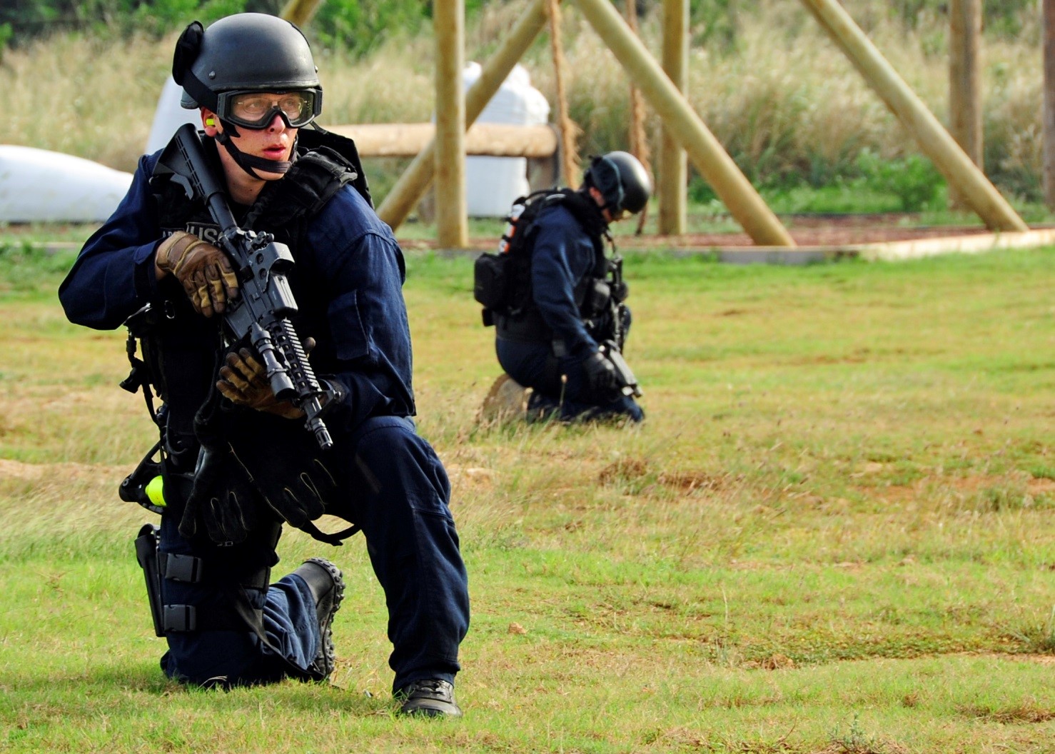 Два сотрудника ГБР с оружием на поле