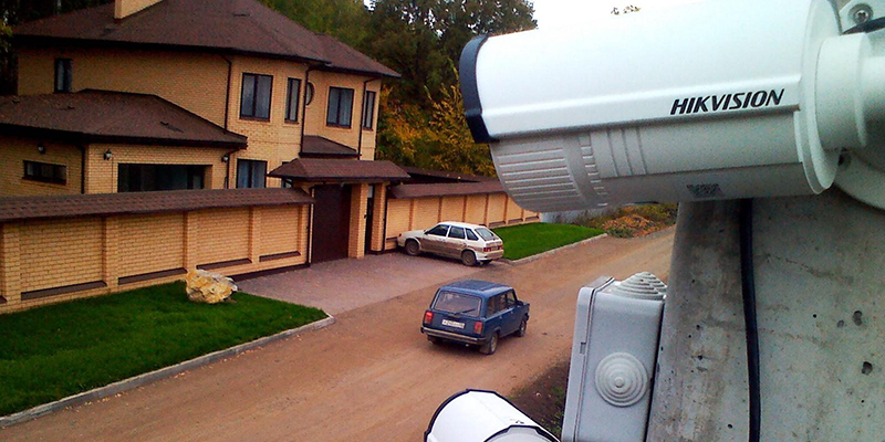 Уличная камера установленная перед въездом во двор