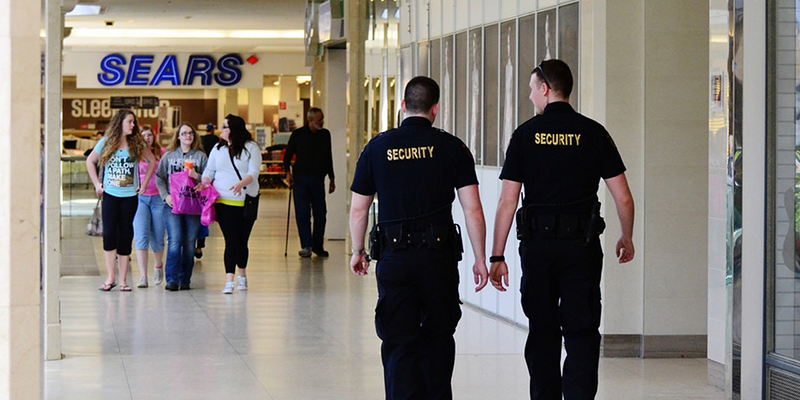 Сотрудники охраны патрулируют торговый центр